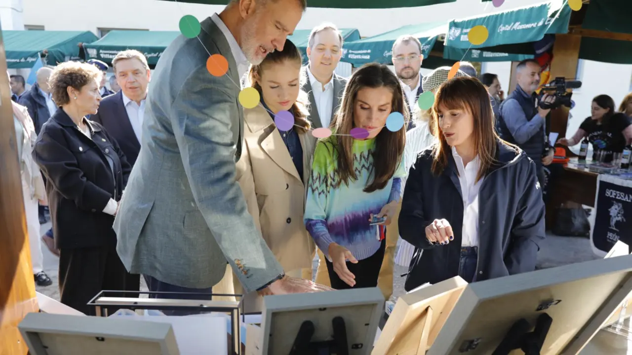  (I-2D) El Rey Felipe VI, la princesa Leonor y la Reina Letizia visitan al ganador del Premio al Pueblo Ejemplar de Asturias 2023, a 21 de octubre de 2023, en Arroes, Villaviciosa, Asturias (Espa&ntilde;a). Las parroquias de Arroes, Pion y Candanal, situadas en e - Jorge Peteiro - Europa Press 