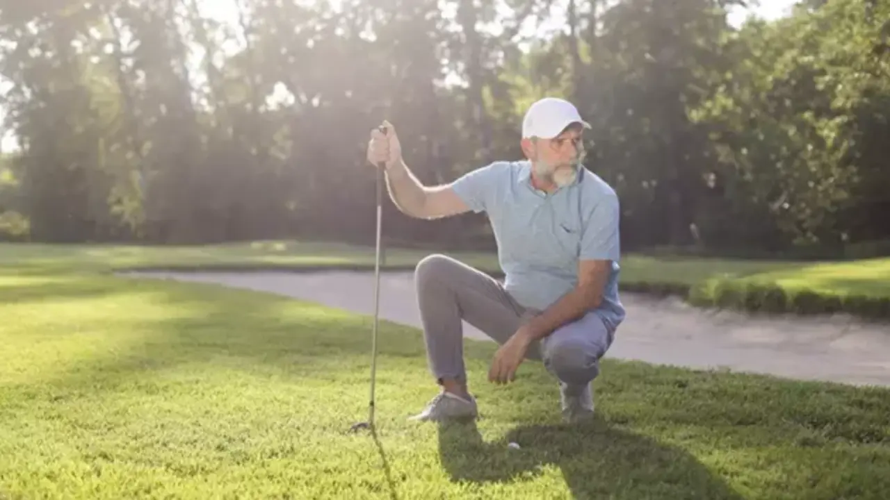  Un hombre jugando al golf 