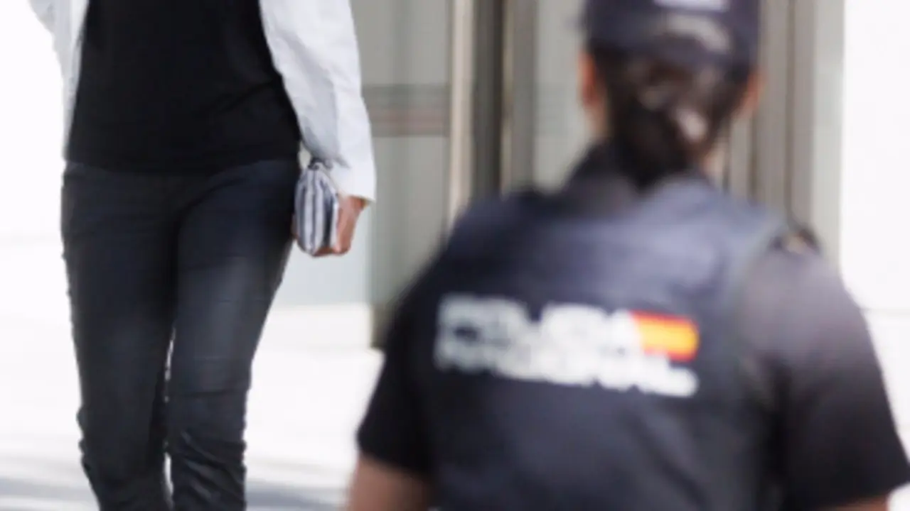  Una amiga de la jugadora de la selecci&oacute;n femenina Jenni Hermoso a su llegada a la Audiencia Nacional para ser interrogado, a 25 de septiembre de 2023, en Madrid (Espa&ntilde;a). El juez de la Audiencia Nacional que investiga al expresidente de la Real Federaci&oacute;n 