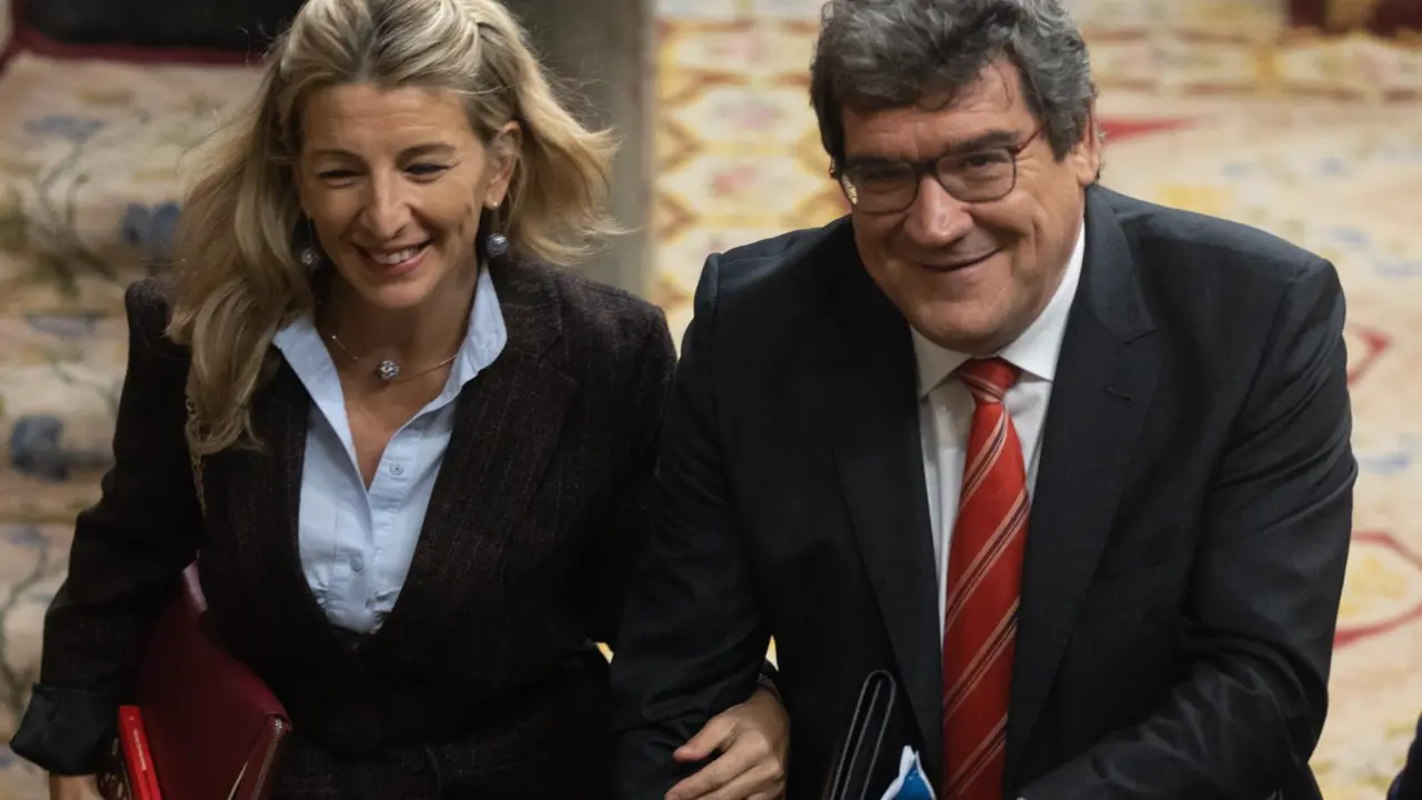  Archivo - La vicepresidenta segunda y ministra de Trabajo y Econom&iacute;a Social, Yolanda D&iacute;az y el ministro de Inclusi&oacute;n, Seguridad Social y Migraciones, Jos&eacute; Luis Escriv&aacute;, durante una sesi&oacute;n plenaria, en el Congreso - Eduardo Parra - Europa Press - Archivo 