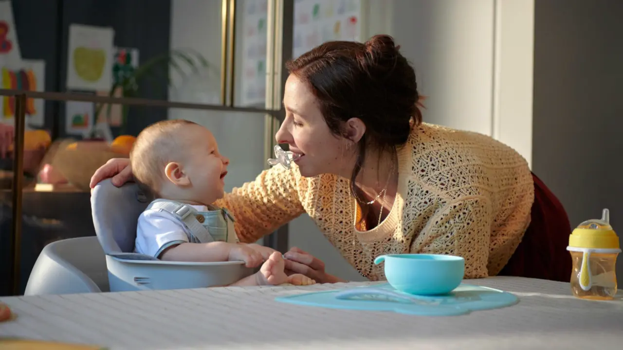  Una madre con su beb&eacute;. - CHICCO 