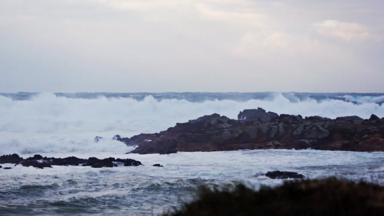  Playa de Do&ntilde;inos, a 20 de octubre de 2023, en Ferrol, A Coru&ntilde;a, Galicia (Espa&ntilde;a). La Xunta ha activado para hoy la alerta roja por temporal costero en el litoral Norte y Noroeste de la provincia de A Coru&ntilde;a, incluyendo la ciudad, y en la costa lucense 