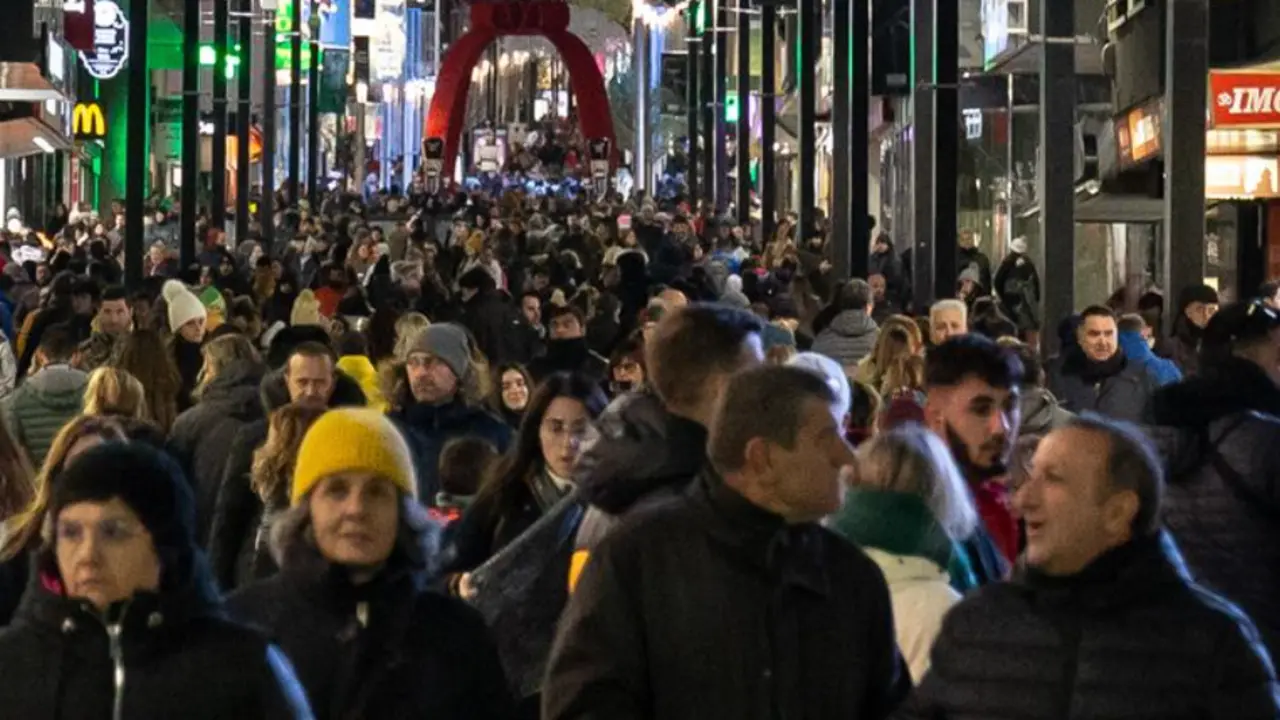  Archivo - Numerosas personas pasean por las calles en Navidad - Maricel Blanch - Europa Press - Archivo 