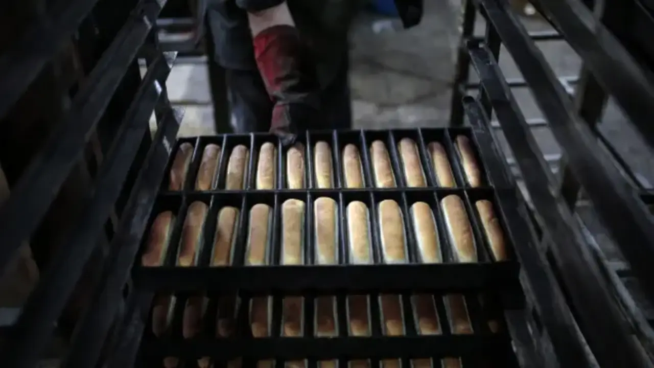  Una panadera horneando bollos 