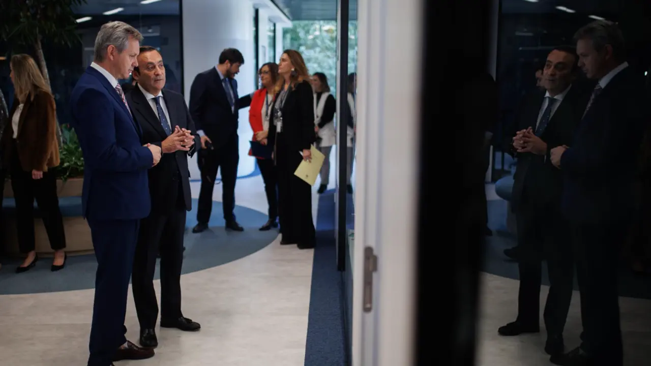  El ministro de Sanidad en funciones, Jos&eacute; Mi&ntilde;ones , visita junto al presidente de Cofares, Eduardo Pastor , la sede de la compa&ntilde;&iacute;a de distribuci&oacute;n farmac&eacute;utica COFARES. - Alejandro Mart&iacute;nez V&eacute;lez - Europa Press 