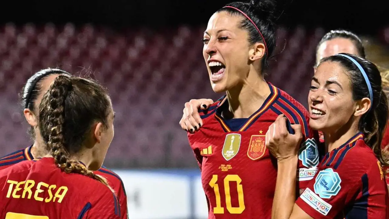  Jenni Hermoso ha vuelto de la mejor manera posible a la selecci&oacute;n espa&ntilde;ola, marcando en las postrimer&iacute;as del partido el gol que le ha dado la victoria ante Italia en la tercera jornada de la Nations League (0-1)<br><br>Tras un buen inicio, Espa&ntilde;a sud&oacute; para encontrar huecos en la defensa de su rival, pero con el tanto de Jenni Hermoso encarrila la clasificaci&oacute;n para la fase final de la competici&oacute;n donde se disputar&aacute;n las plazas de Europa para los Juegos Ol&iacute;mpicos.<br><br>Espa&ntilde;a empez&oacute; creando varias ocasiones de gol, con cuatro remates peligrosos en los primeros diez minutos. Por su parte, Italia tuvo su primera y &uacute;nica ocasi&oacute;n de la primera parte en un c&oacute;rner rematado por Linari al que respondi&oacute; a una mano Cata Coll. 