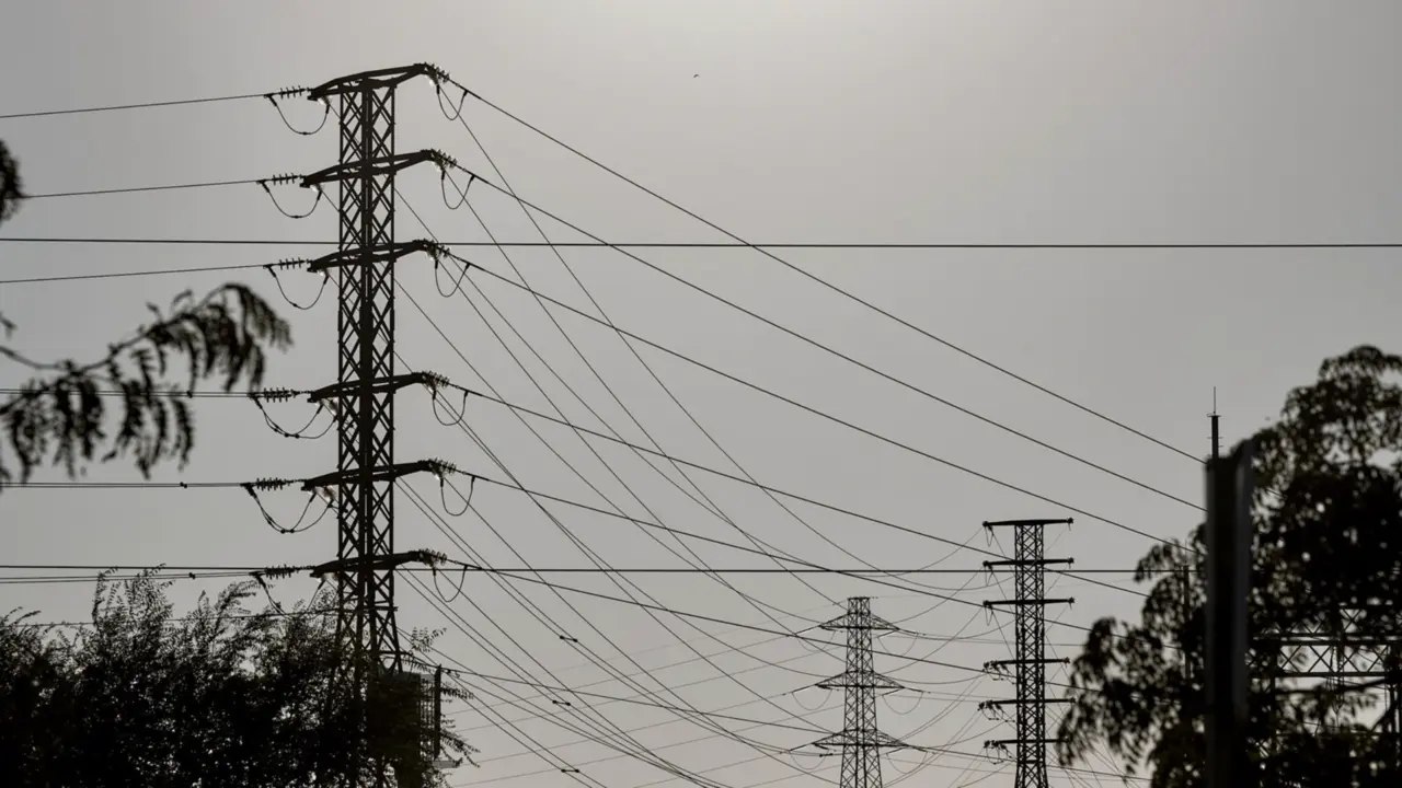  Vista de una torre de alta tensi&oacute;n, a 23 de agosto de 2023, en Madrid (Espa&ntilde;a). En esta cuarta ola de calor, la m&aacute;s prolongada en lo que va de verano, el precio de la luz se ha disparado. La cotizaci&oacute;n de la electricidad en el mercado mayorista marca hoy - Jes&uacute;s Hell&iacute;n - Europa Press 