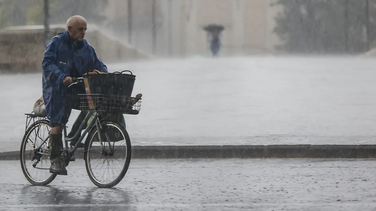  Archivo - Una persona en bicicleta bajo la lluvia, a 15 de septiembre de 2023, en Val&egrave;ncia, Comunidad Valenciana (Espa&ntilde;a). Las tormentas, en algunos casos de intensidad fuerte, est&aacute;n recorriendo durante las primeras horas de la ma&ntilde;ana de este viernes los - Rober Solsona - Europa Press - Archivo 