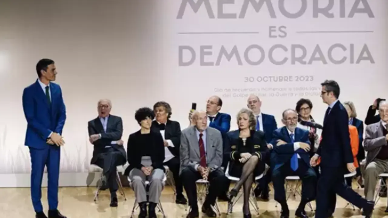  S&aacute;nchez rechaza que la Ley de Memoria sea "sect&aacute;rea" y dice que habr&aacute; m&aacute;s exhumaciones y nacionalizaciones de exiliados<br><br><br>El Gobierno reconoce oficialmente la condici&oacute;n de v&iacute;ctimas de una treintena de personas<br><br>Leer m&aacute;s: https://www.europapress.es/nacional/noticia-sanchez-rechaza-ley-memoria-sea-sectarea-dice-habra-mas-exhumaciones-nacionalizaciones-exiliados-20231030144222.html<br><br>(c) 2023 Europa Press. Est&aacute; expresamente prohibida la redistribuci&oacute;n y la redifusi&oacute;n de este contenido sin su previo y expreso consentimiento. 