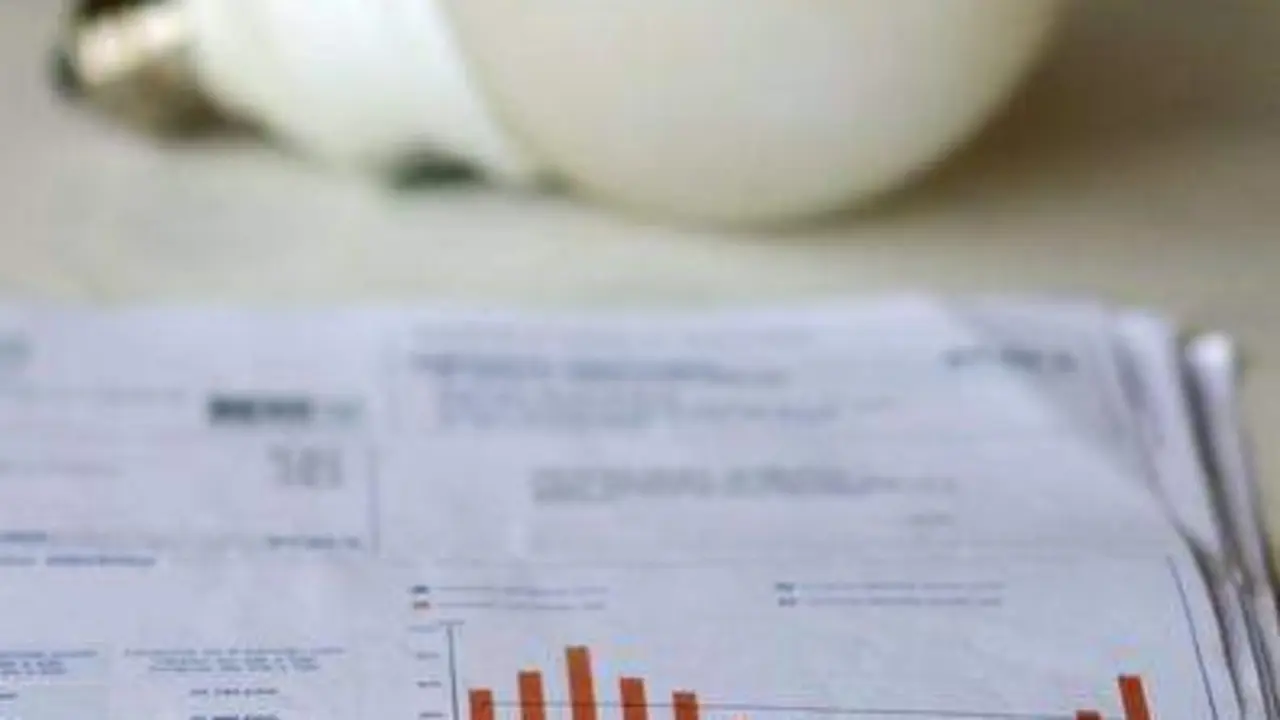  Una factura de la luz y una bombilla, a 3 de enero de 2022, en Madrid 