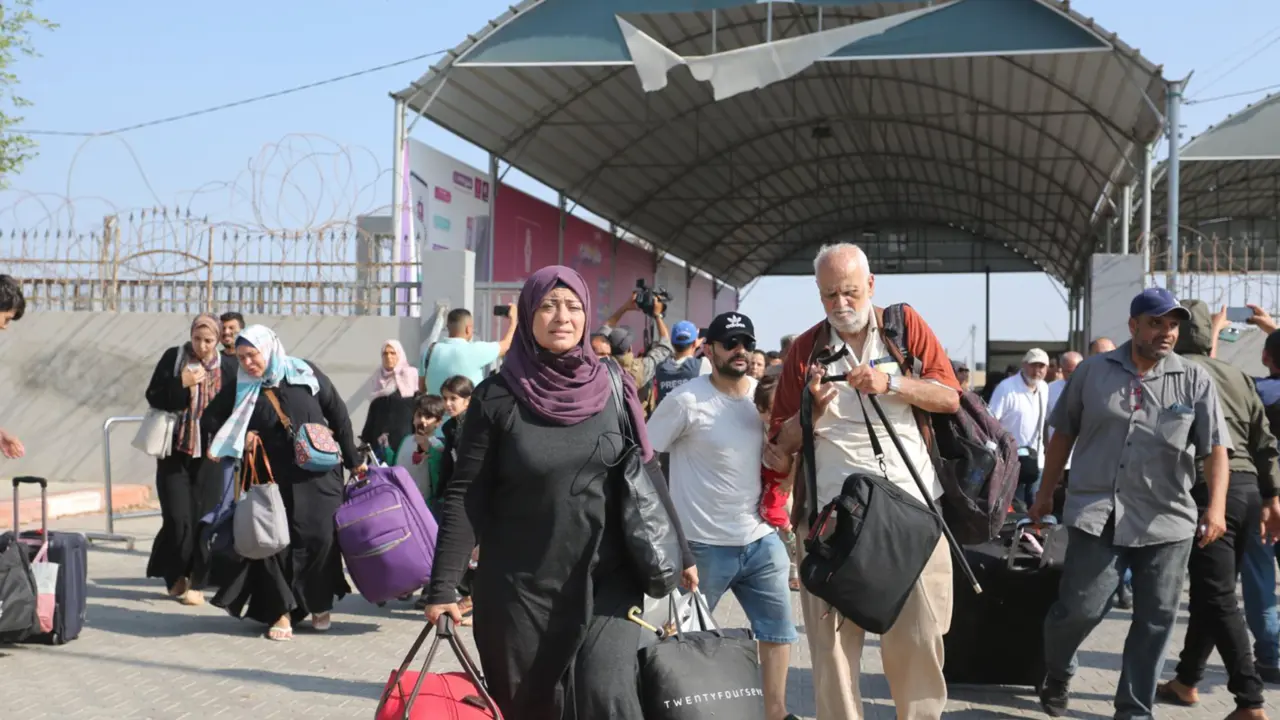  Varias personas se preparan para salir de la Franja de Gaza hacia Egipto a trav&eacute;s del cruce de Rafah, en el sur de la Franja, el 1 de noviembre de 2023. - Europa Press/Contacto/Khaled Omar 
