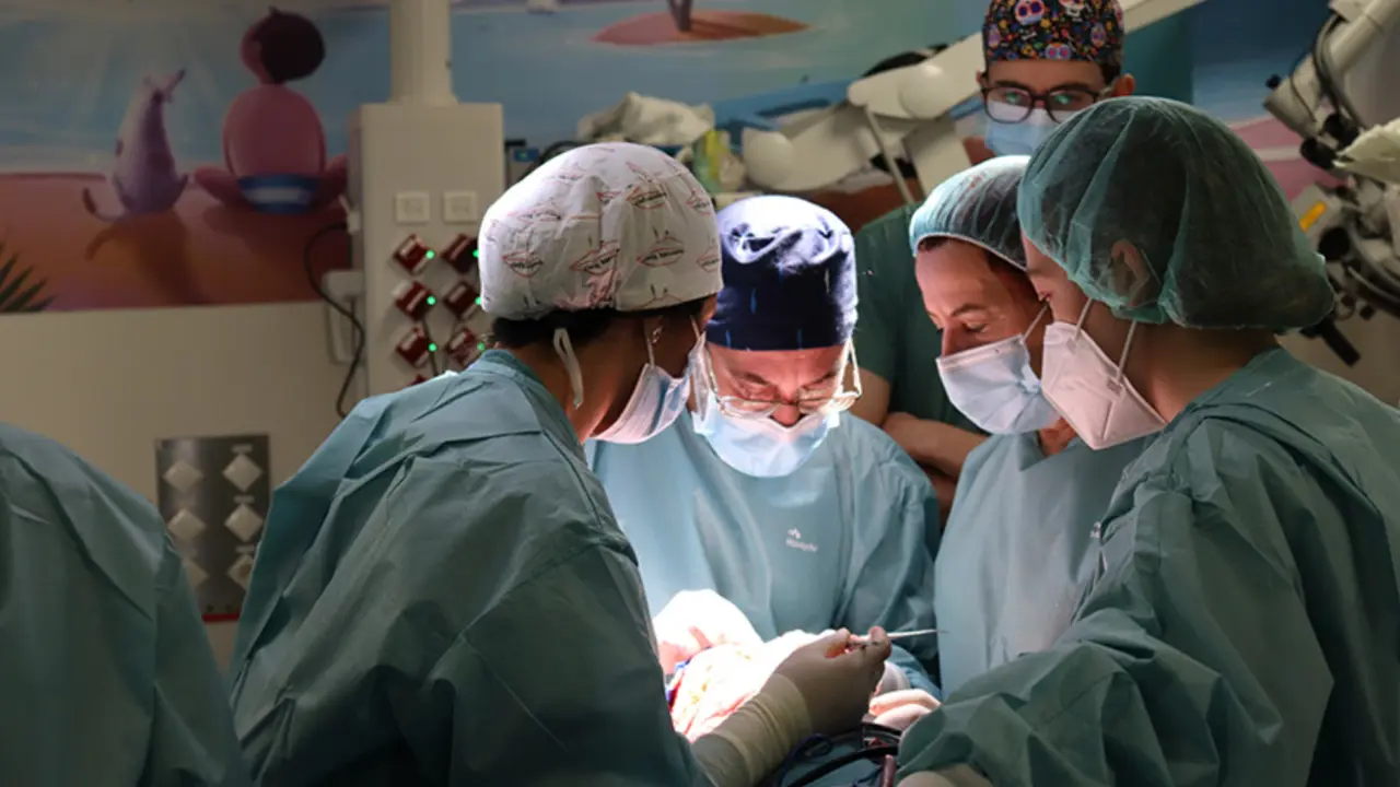  Cirujanos en quir&oacute;fano. 