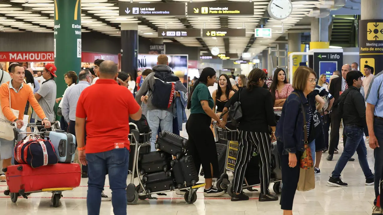  Varias personas con maletas en el Aeropuerto Adolfo Su&aacute;rez-Madrid Barajas 