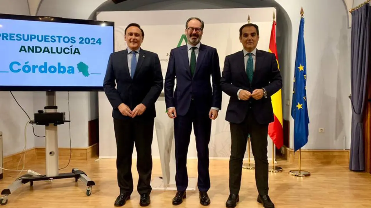  A la izquierda, el consejero de Universidad, Jos&eacute; Carlos G&oacute;mez Villamandos, junto al delegado del Gobierno en C&oacute;rdoba, Adolfo Molina, y el consejero de Justicia, Jos&eacute; Antonio Nieto, en la presentaci&oacute;n de los presupuestos de 2024 para C&oacute;rdoba 