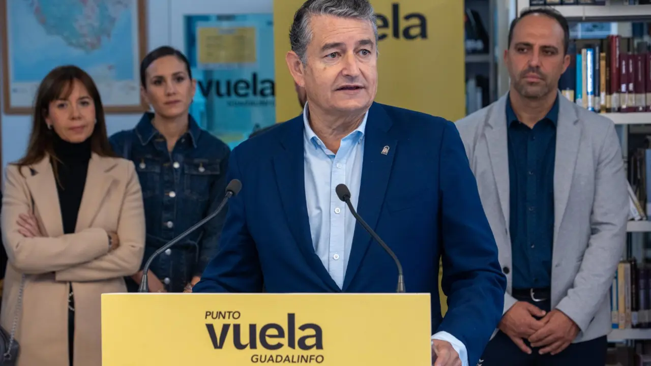  El consejero de la Presidencia, Interior, Di&aacute;logo Social y Simplificaci&oacute;n Administrativa, Antonio Sanz, atiende a los medios de comunicaci&oacute;n tras la presentaci&oacute;n del punto Vuela de la localidad de Ubrique 