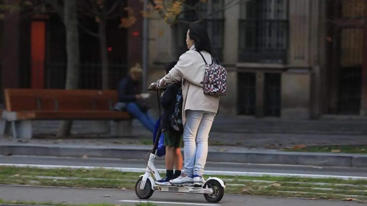  Una madre y su hijo en patinete el&eacute;ctrico 