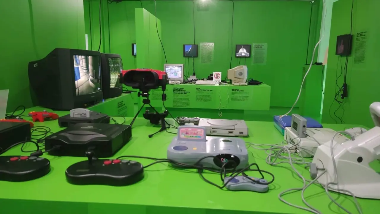  Exposici&oacute;n de diferentes consolas antiguas 