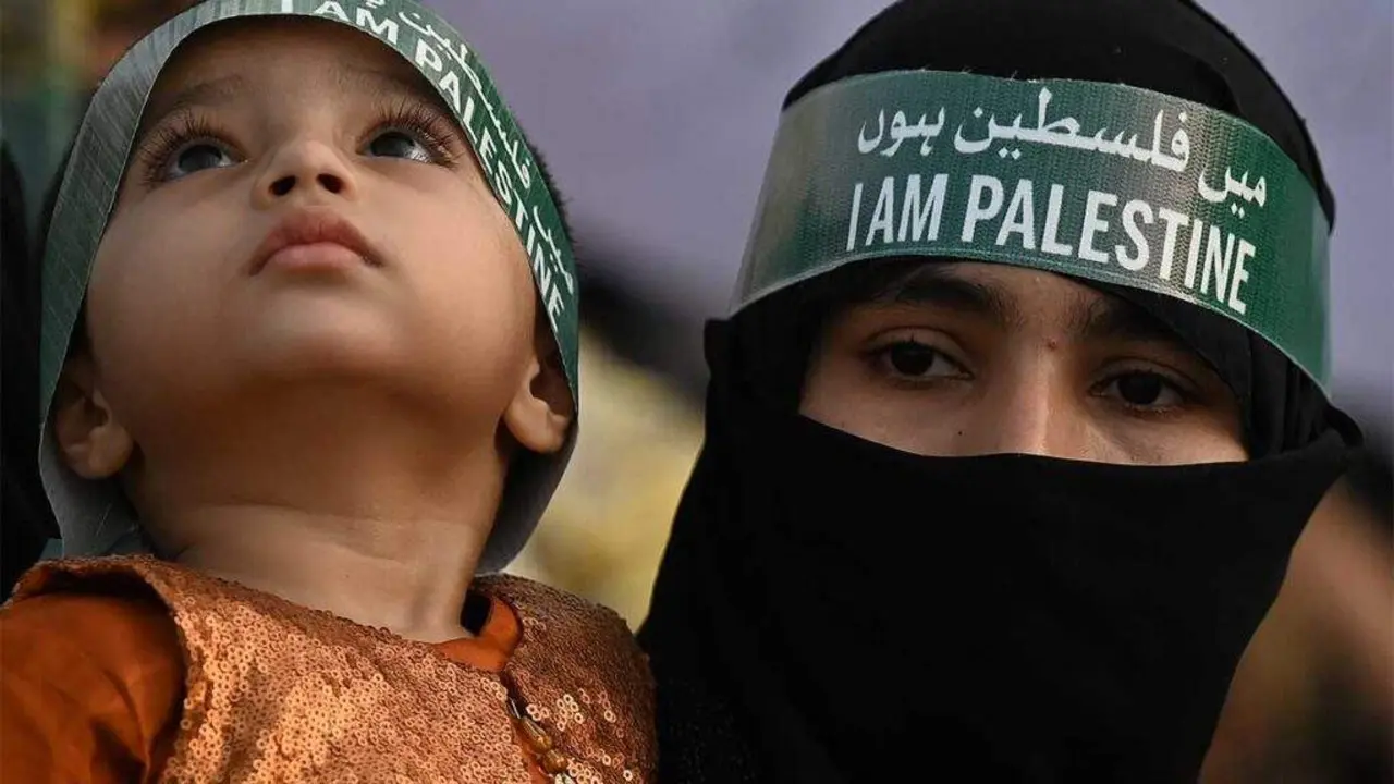  Mujer y ni&ntilde;o palestinos 