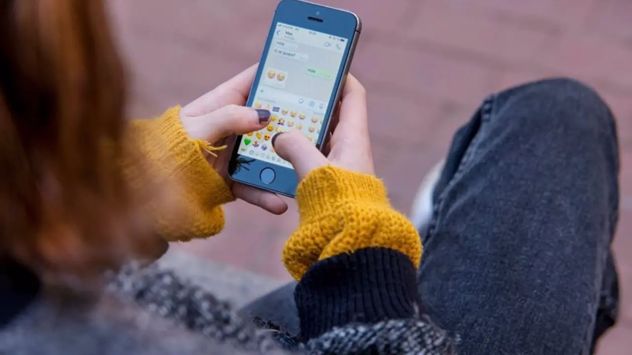  Una ni&ntilde;a con un m&oacute;vil. - ️SAVE THE CHILDREN/FERRAN MART 