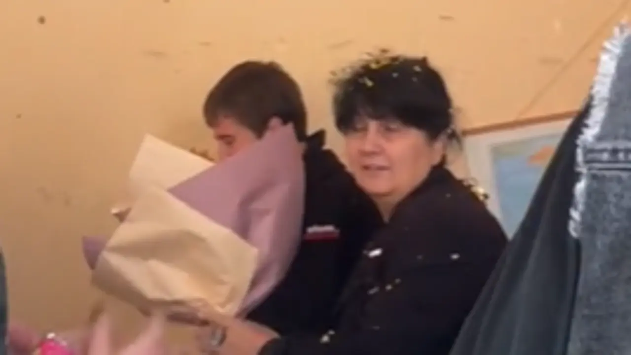  Captura del v&iacute;deo de la profesora recibiendo el regalo 