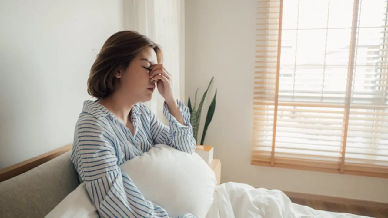  Mujer en la cama despu&eacute;s de una mala noche de sue&ntilde;o (Archivo) 