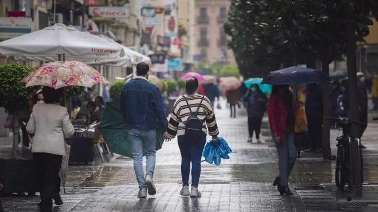  Pareja bajo la lluvia de Córdoba 
