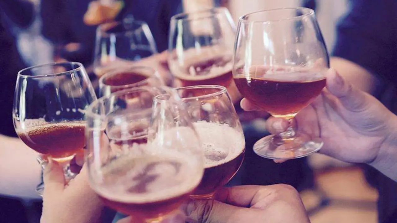  Un grupo de amigos brinda con cerveza en una terraza. 