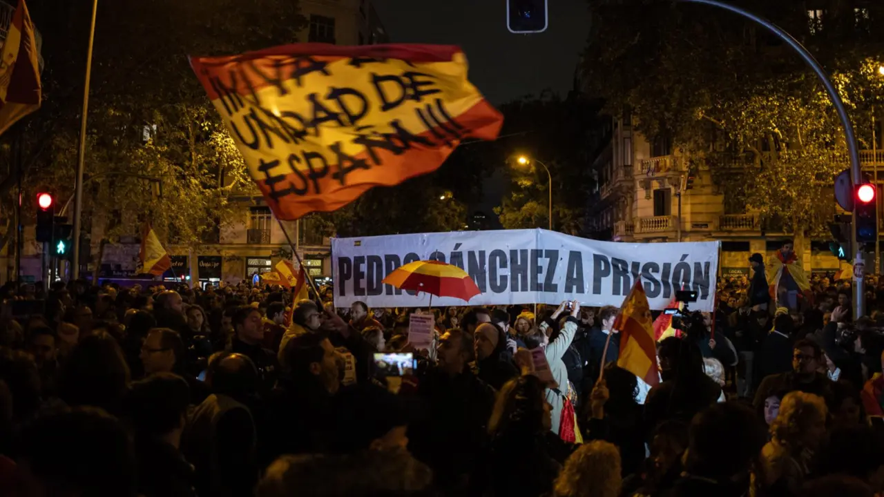  Decenas de manifestantes con banderas de Espa&ntilde;a, durante la concentraci&oacute;n en contra de la amnist&iacute;a, en la sede del PSOE en la calle Ferraz, a 8 de noviembre de 2023, en Madrid (Espa&ntilde;a). - Alejandro Mart&iacute;nez V&eacute;lez - Europa Press 