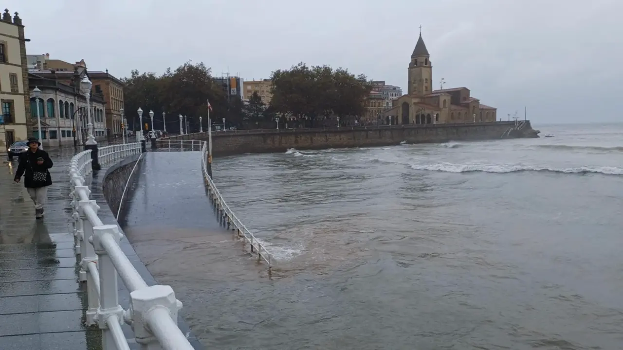  Temporal de lluvia y viento en Gij&oacute;n. - EUROPA PRESS 