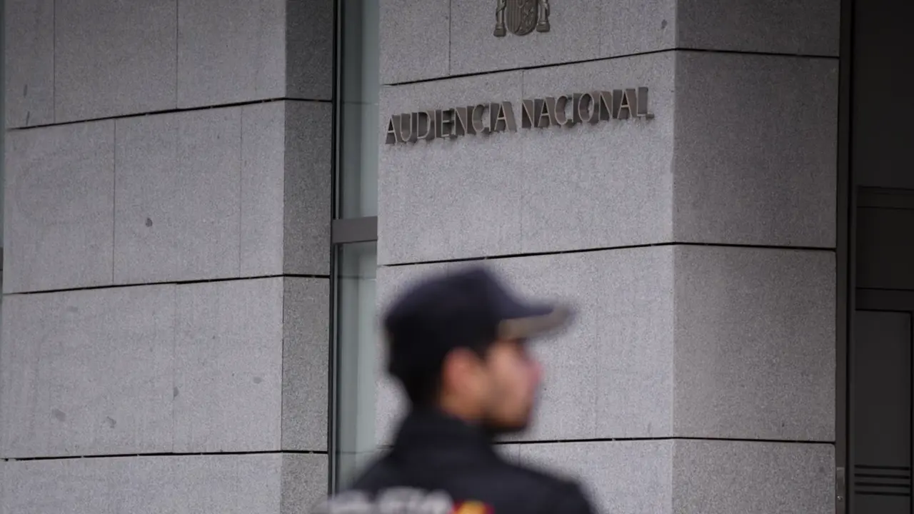  Un agente de Polic&iacute;a en la entrada de la Audiencia Nacional, a 16 de octubre de 2023, en Madrid (Espa&ntilde;a). 