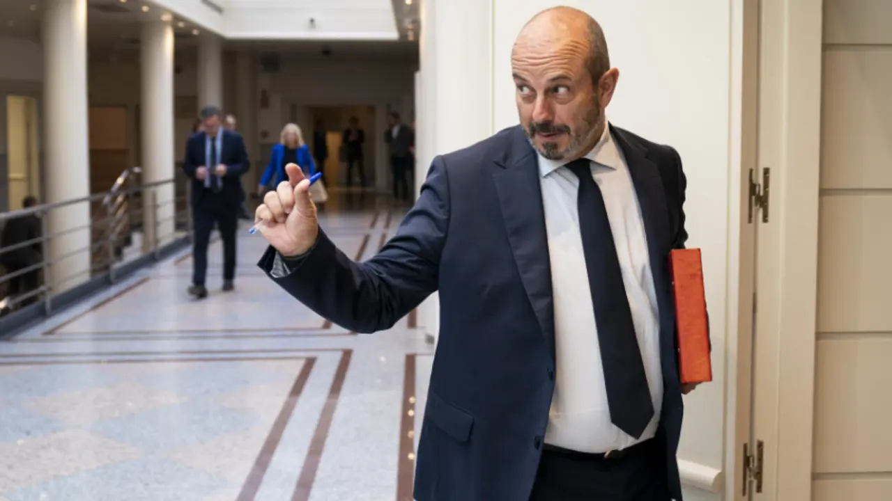  El presidente del Senado, Pedro Roll&aacute;n, a su llegada a una sesi&oacute;n plenaria en el Senado, a 17 de octubre de 2023, en Madrid 