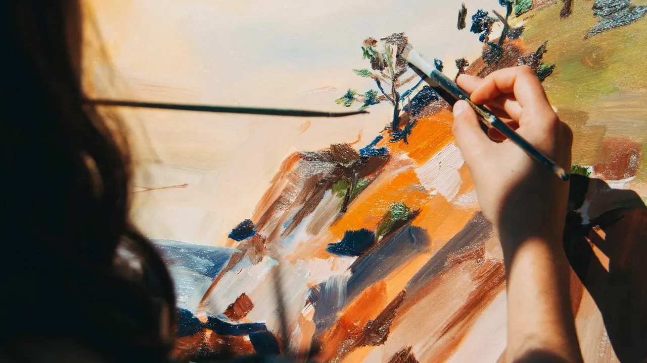  Imagen de alguien pintando un cuadro 