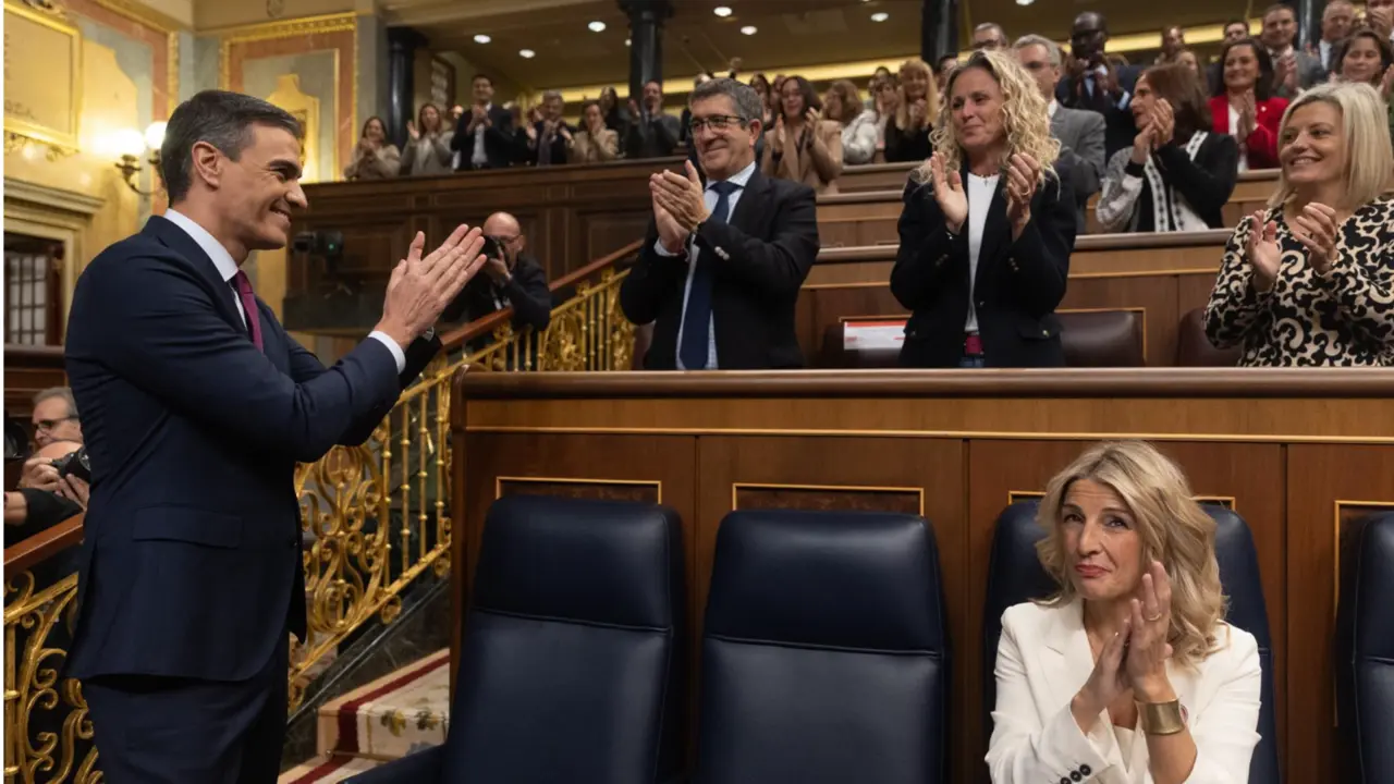  El presidente del Gobierno en funciones y candidato a la reelecci&oacute;n, Pedro S&aacute;nchez, y la l&iacute;der de Sumar y vicepresidenta segunda y ministra de Trabajo y Econom&iacute;a Social en funciones, Yolanda D&iacute;az, aplauden durante el debate de investidura. - Eduardo Parra - Europa Press 