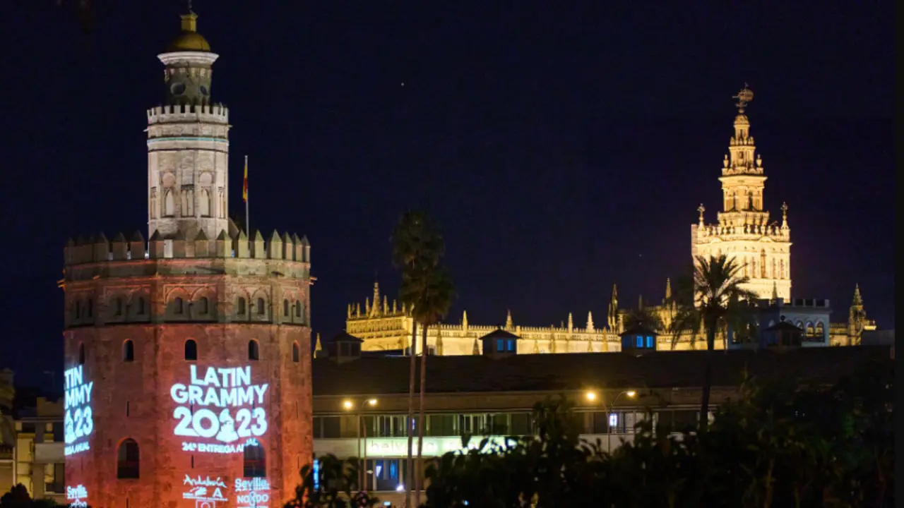  La Torre del Oro, iluminada para la ocasi&oacute;n para la Gala de los Latin Grammy 2023 en la ciudad de Sevilla, a 14 de noviembre de 2023 en Sevilla (Andaluc&iacute;a, Espa&ntilde;a) 
