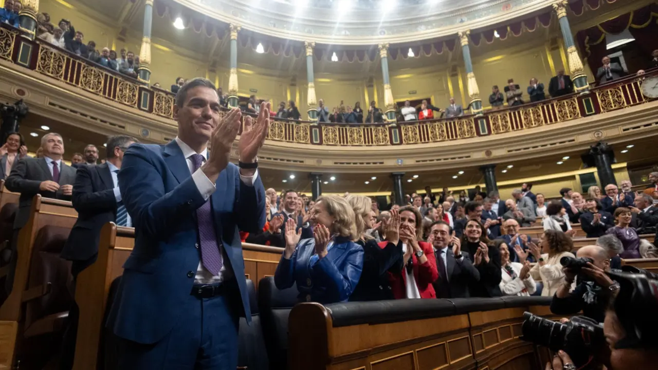  El reci&eacute;n nombrado presidente del Gobierno, Pedro S&aacute;nchez, es aplaudido tras finalizar la segunda sesi&oacute;n del debate de investidura - Eduardo Parra - Europa Press 