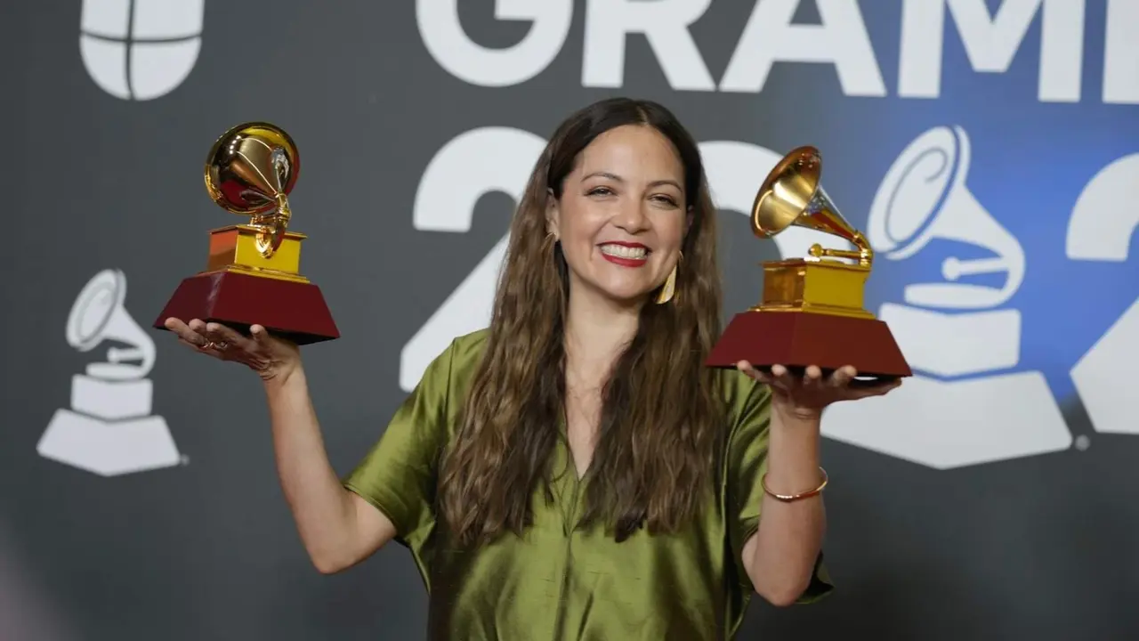  La cantante Natalia Lafourcade, posa con los Grammy a mejor compositora de &aacute;lbum y mejor composici&oacute;n de canci&oacute;n, que le ha sido otorgado durante la gala entrega de los Latin Grammy 2023, en el Palacio de Congresos de Sevilla, a 16 de noviembre de 2023 