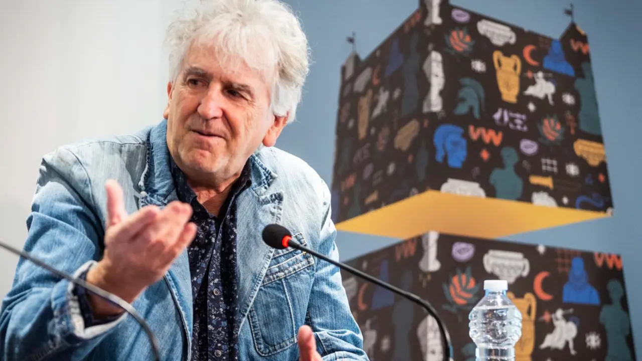  Juan Luis Arsuaga durante la rueda de prensa en Val&egrave;ncia del premio 'C&oacute;nsul honorario' de Torrent Hist&ograve;rica. - BERNARDO CARRI&Oacute;N 