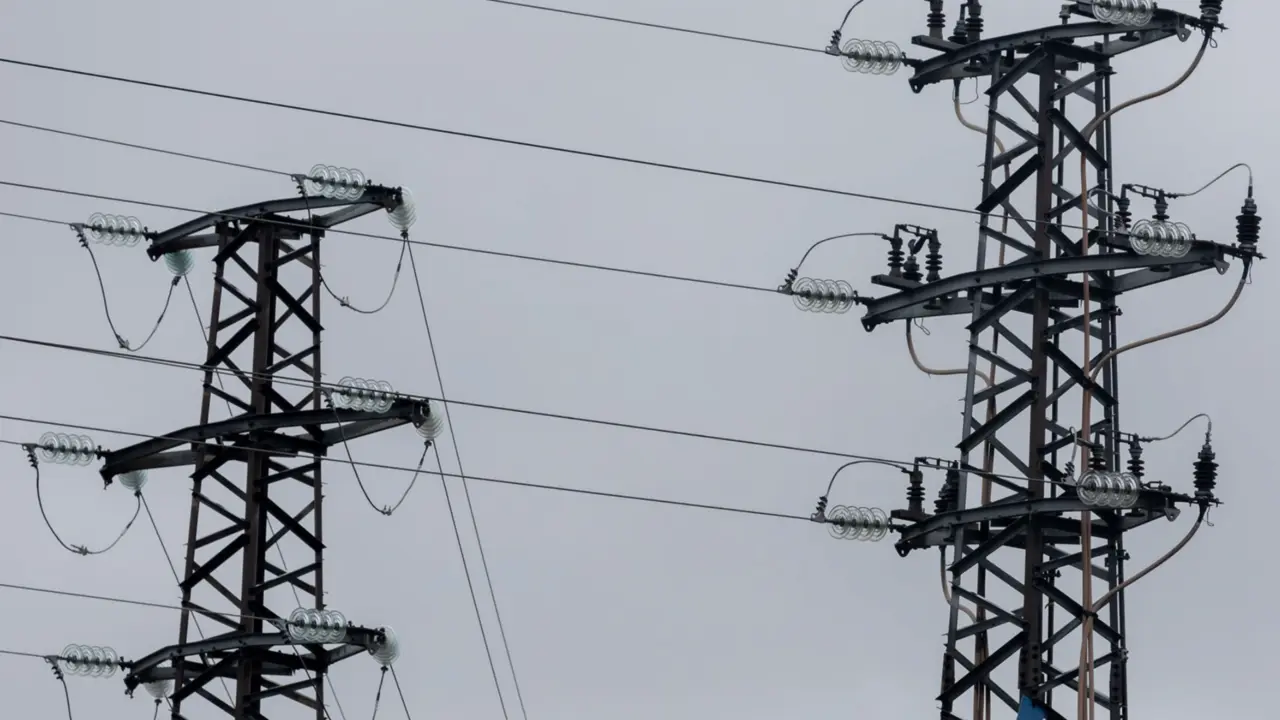  Archivo - Vista de dos torre de alta tensi&oacute;n, a 22 de noviembre de 2022, en Madrid (Espa&ntilde;a). - Eduardo Parra - Europa Press - Archivo 