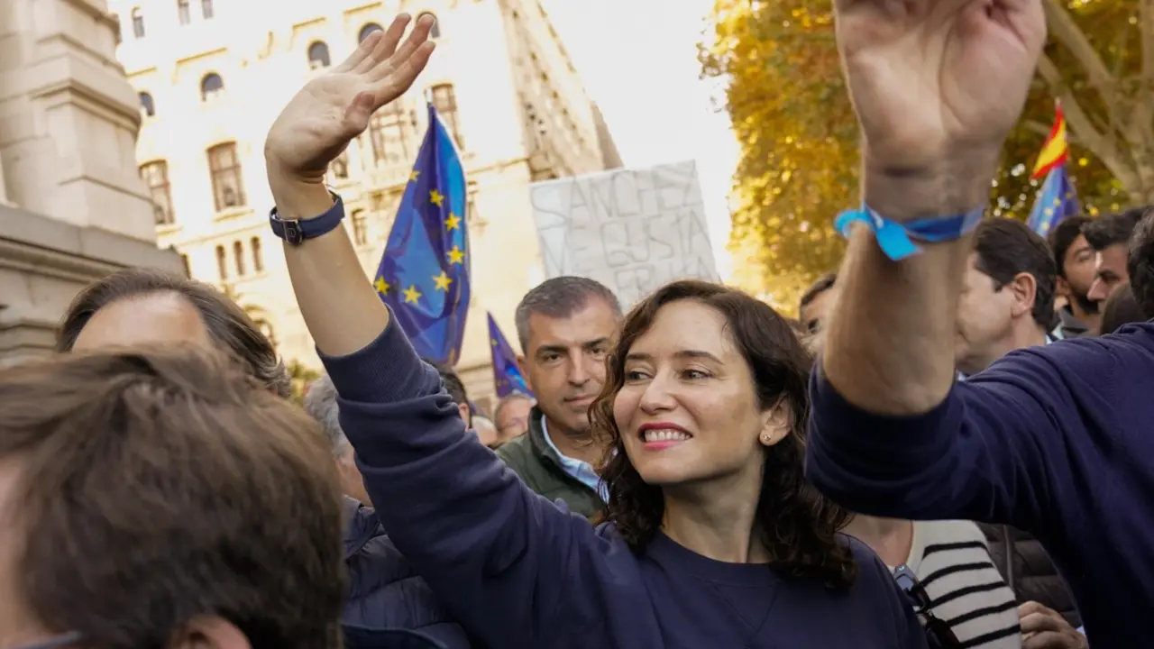  La presidenta de la Comunidad de Madrid, Isabel D&iacute;az Ayuso, en la manifestaci&oacute;n contra la amnist&iacute;a en la Plaza de Cibeles - COMUNIDAD DE MADRID 