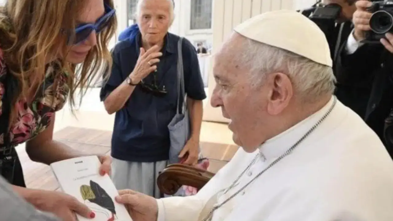  El Papa Francisco recibiendo un libro de la escritora trans Alessia Nobile en 2022 