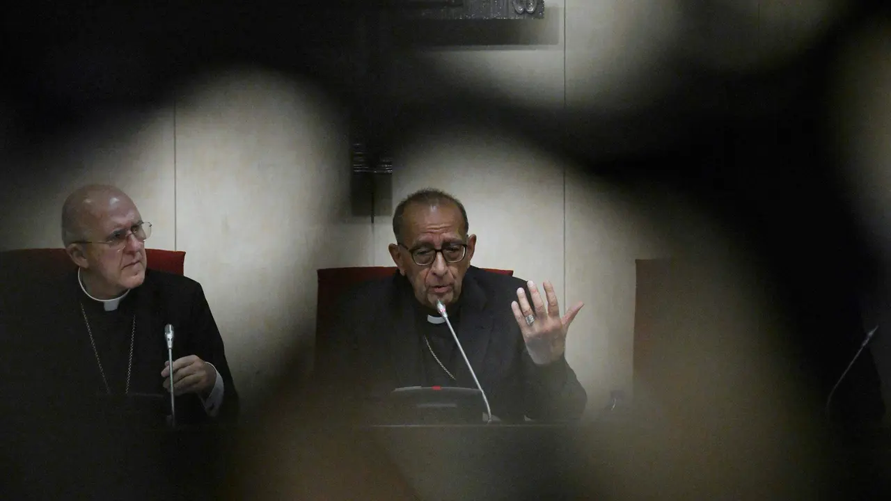  El cardenal arzobispo em&eacute;rito de Madrid, Carlos Osoro (i), y el presidente de la Conferencia Episcopal Espa&ntilde;ola, Juan Jos&eacute; Omella (d 