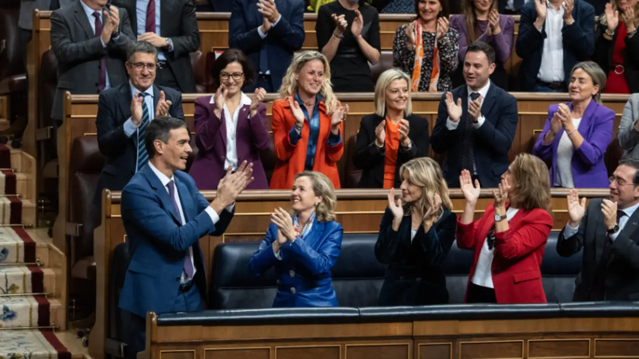  El reci&eacute;n nombrado presidente del Gobierno, Pedro S&aacute;nchez, aplaude tras finalizar la segunda sesi&oacute;n del debate de investidura como presidente de Gobierno, en el Congreso, a 16 de noviembre de 2023, en Madrid 