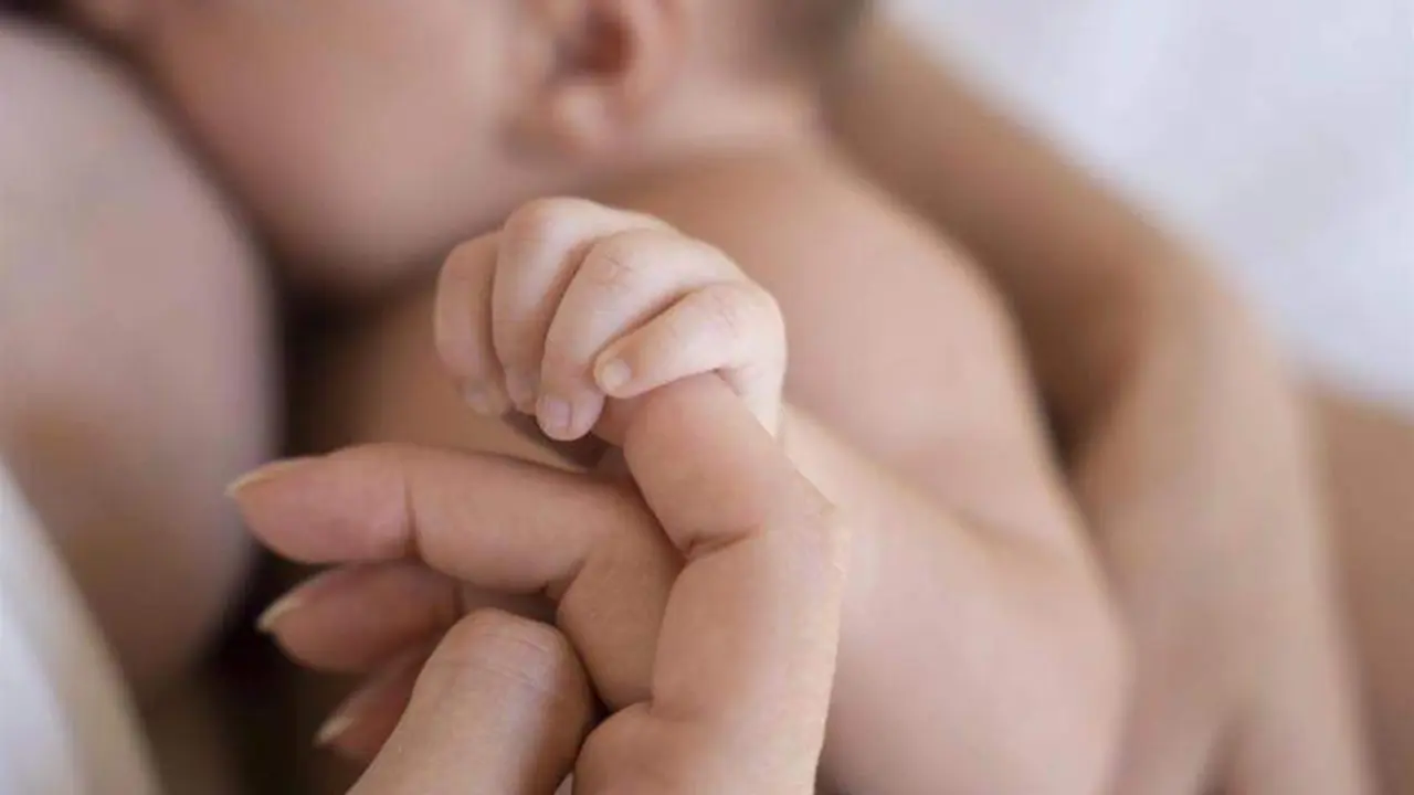  Archivo - Madre y reci&eacute;n nacido durante la lactancia. - VITHAS - Archivo 