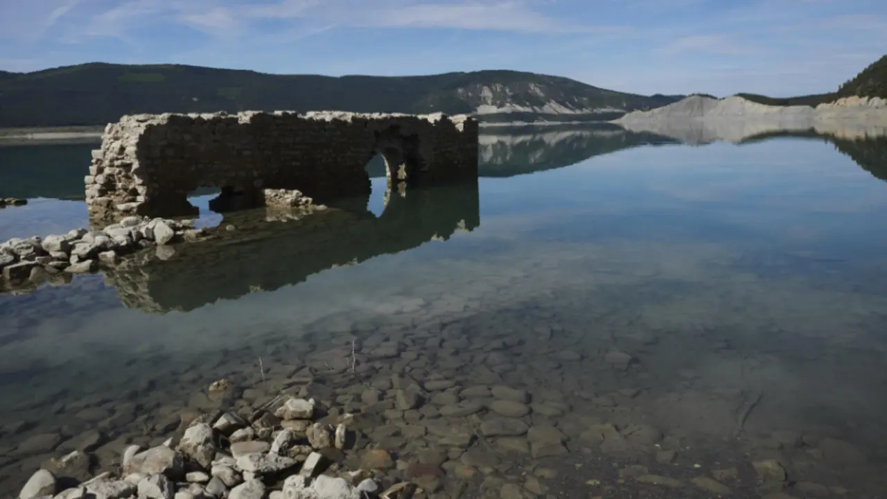  Surgen a la superficie parte de las termas romanas que se encontraban bajo el agua en el pantano de Yesa, a 27 de abril de 2023, en Yesa, Navarra (Espa&ntilde;a). Los embalses navarros almacenan actualmente 646 hect&oacute;metros c&uacute;bicos de agua 