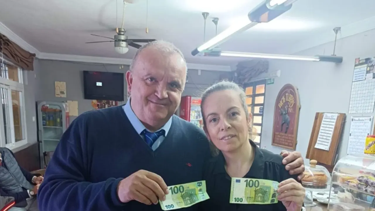  El ch&oacute;fer y la regente de la cafeter&iacute;a que devolvieron la cartera 