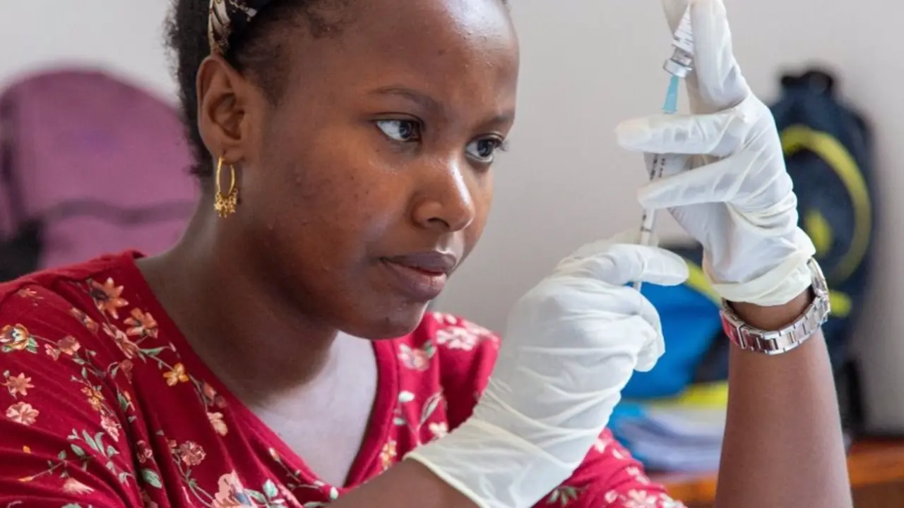  Vacunaci&oacute;n contra la malaria con la vacuna 'R21/Matrix-M', desarrollada por la Universidad de Oxford, en un hospital de Tanzania. 