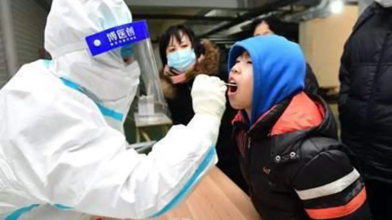  Personal m&eacute;dico realiza una prueba de coronavirus a un ni&ntilde;o en Shijiazhuang, capital de Hebei, noreste de China. - -/TPG via ZUMA Press/dpa 
