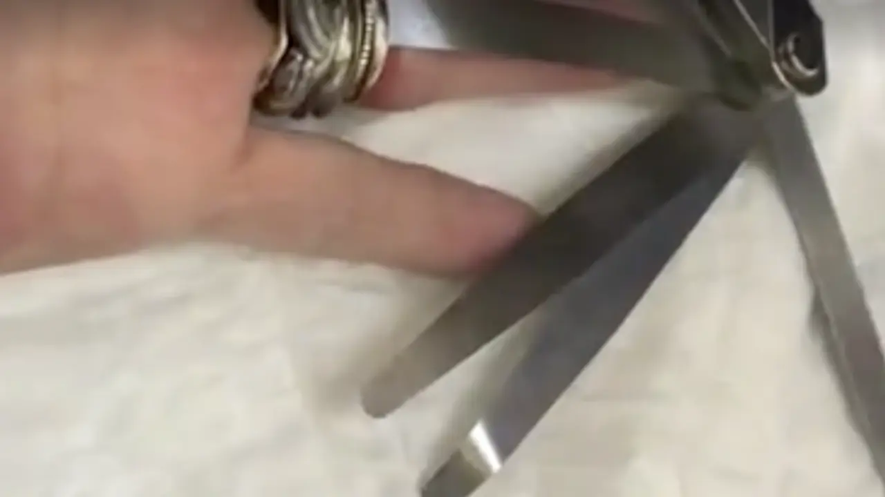  Imagen de c&oacute;mo el bombero corta los anillos con una radial. 