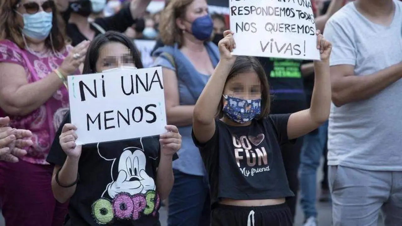  Dos ni&ntilde;as, participan en una concentraci&oacute;n feminista en la Plaza de la Candelaria en repulsa por "todos los feminicidios", a 11 de junio de 2021, en Santa Cruz de Tenerife, Tenerife, Islas Canarias (Espa&ntilde;a). Esta es una de las protestas feministas que se&nbsp;- Europa Press 