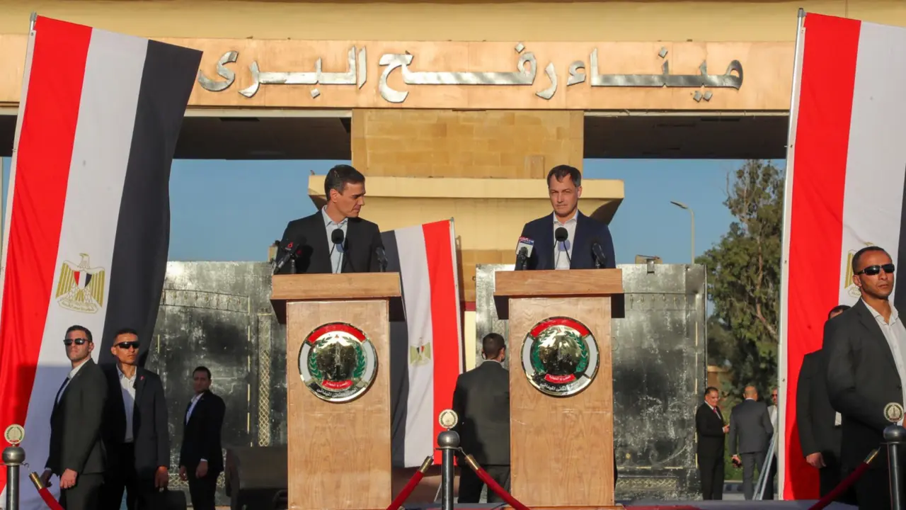  24 November 2023, Egypt, Rafah: Belgian Prime Minister Alexander De Croo and Prime Minister of Spain Pedro Sanchez hold a press conference at Rafah border crossing in Egypt. Photo: Nicolas Maeterlinck/Belga/dpa - Nicolas Maeterlinck/Belga/dpa 